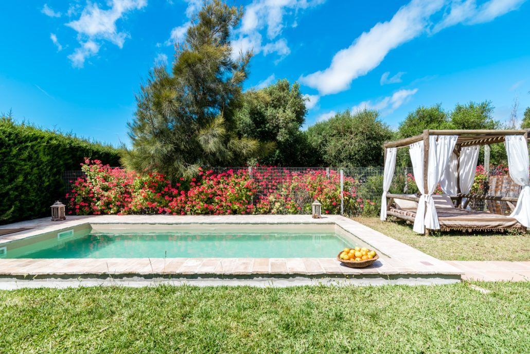 Destacado en Houzz - Piscina en un chalet turístico en El Plamar, Conil
